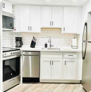Private kitchen - Chic & Cozy 1BR • Stunning Sunset Views + Gym Amenities (Philadelphia)