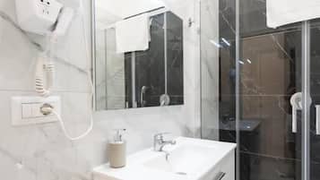 Habitación doble Deluxe, vista a la ciudad | Baño