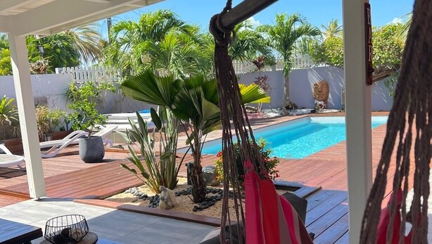 Un hamac, une piscine et des sièges d’extérieur.