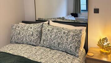 1 habitación, tabla de planchar con plancha, wifi y ropa de cama