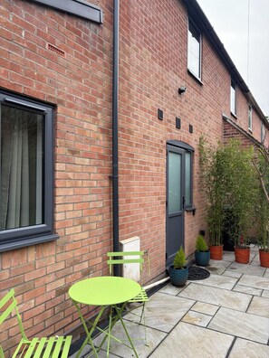 Outdoor dining - The Haven, Luxury Studio Appartment, free parking, patio with outside furniture (Bristol)