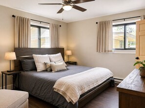 Room - Walnut Street Retreat | Downtown, Dog Friendly (Windsor)