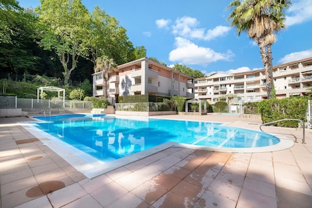 プール. Studio Apartment 'L'oasis' with Shared Pool, Private Terrace, and Air Conditioning