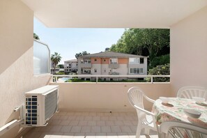 Outdoor dining - Studio Apartment 'L'oasis' with Shared Pool, Private Terrace, and Air Conditioning (Cagnes-sur-Mer)
