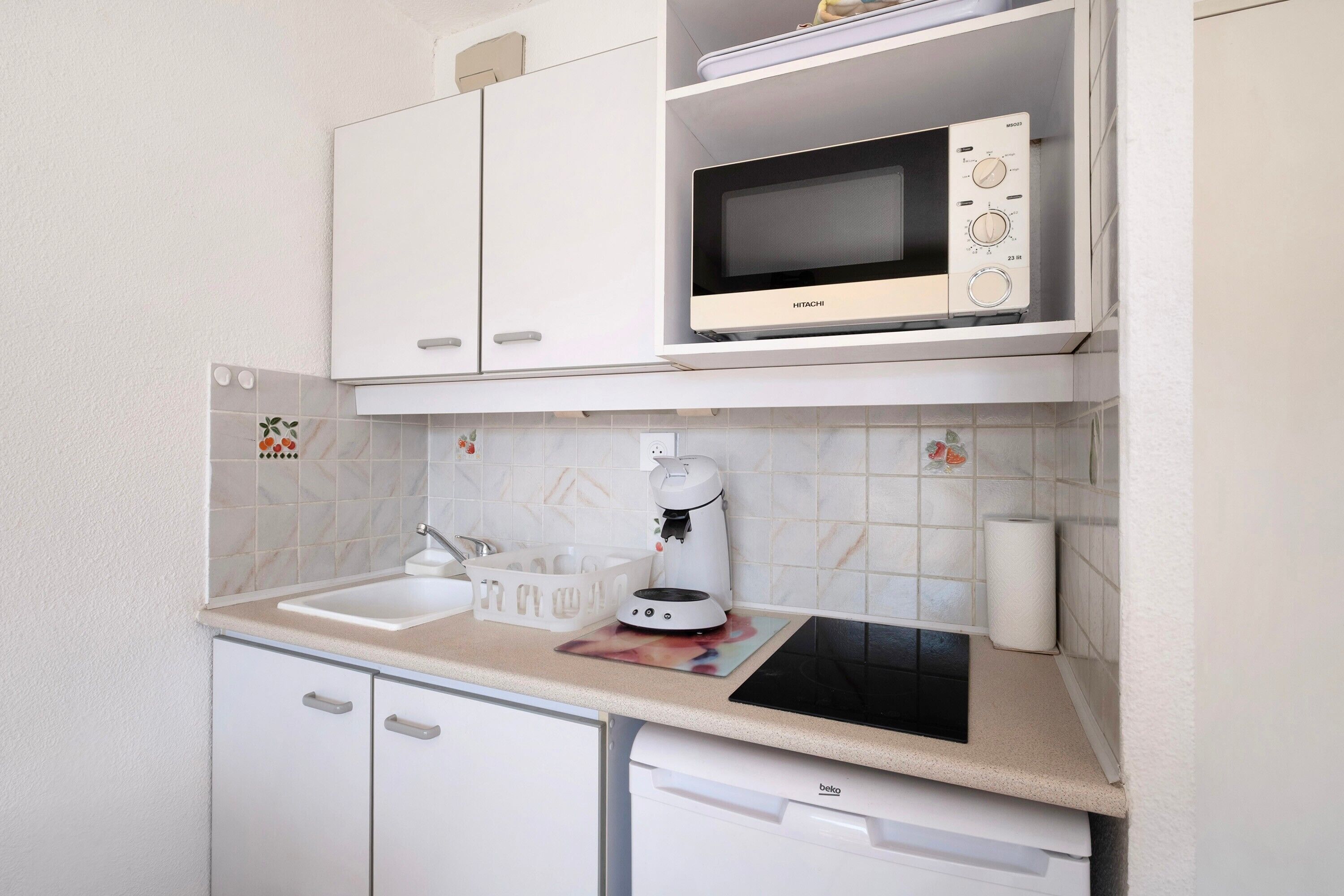 Réfrigérateur, micro-ondes, plaque de cuisson, cafetière/bouilloire