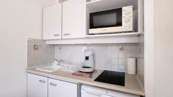 Réfrigérateur, micro-ondes, plaque de cuisson, cafetiÚre/bouilloire