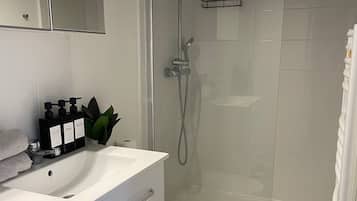 Ducha, secador de pelo, toallas y jabón