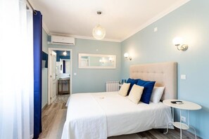 Un dormitorio con cama, mesita de noche y espejo.