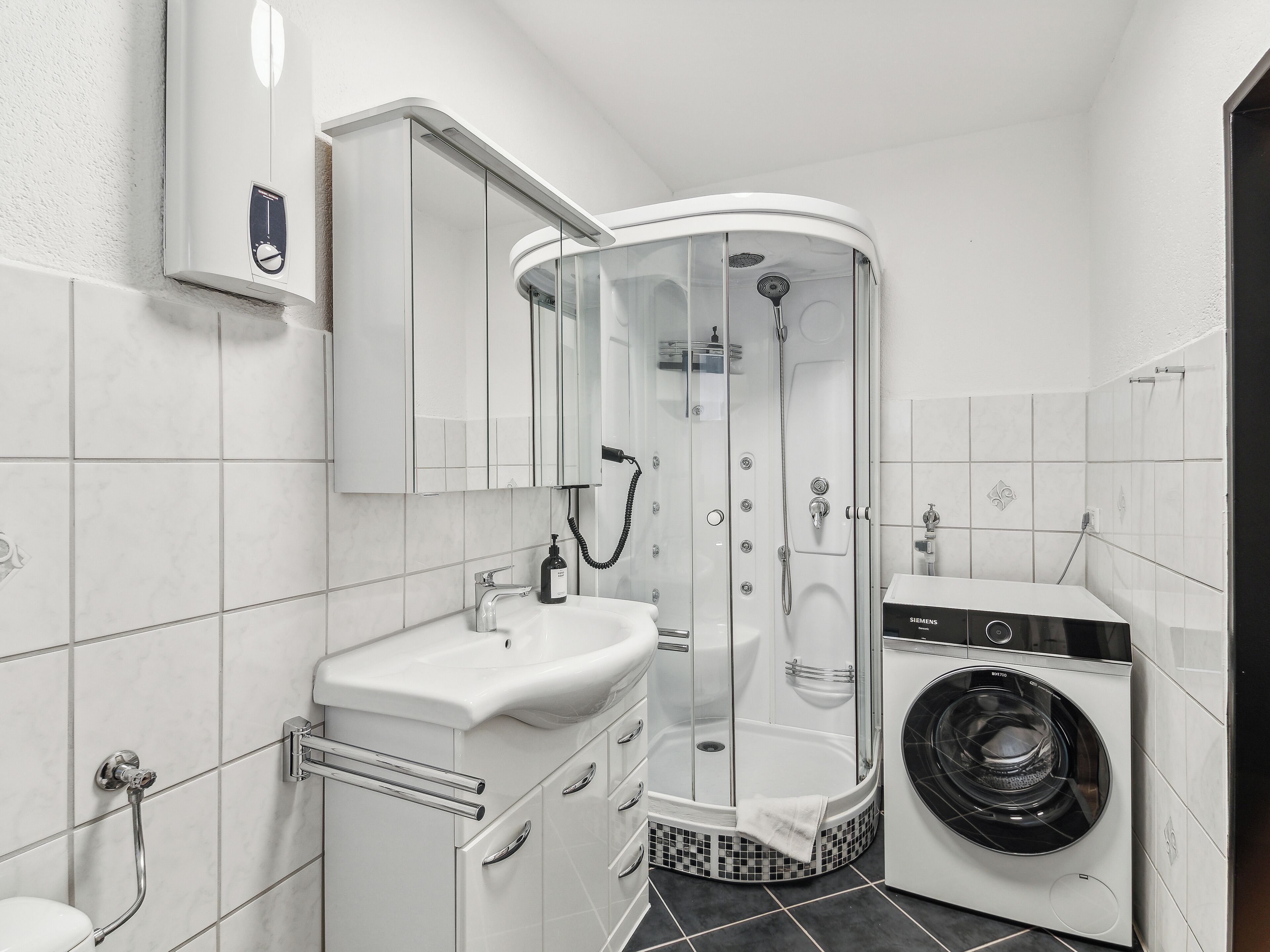 Dusche, Haartrockner, Handtücher, Seife