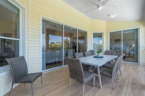 Outdoor dining - 🏖️Private Pool w/ Spill Over Spa | 0.2 Mi to Beach | The Oasis🏖️ (Fort Myers Beach)