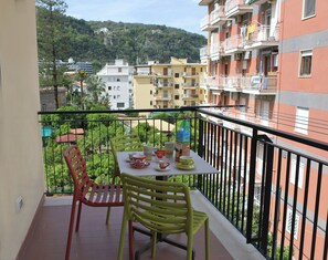 Tremannsrom – deluxe, hageutsikt | Utendørsservering