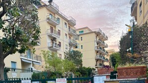 A gated entrance to a residential building with multiple balconies, a private park sign, and a street sign indicating 'Parco Primavera 12'. - francescosuite b&b (Sorrento)