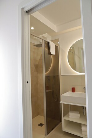 Tweepersoonskamer, uitzicht op tuin | Badkamer