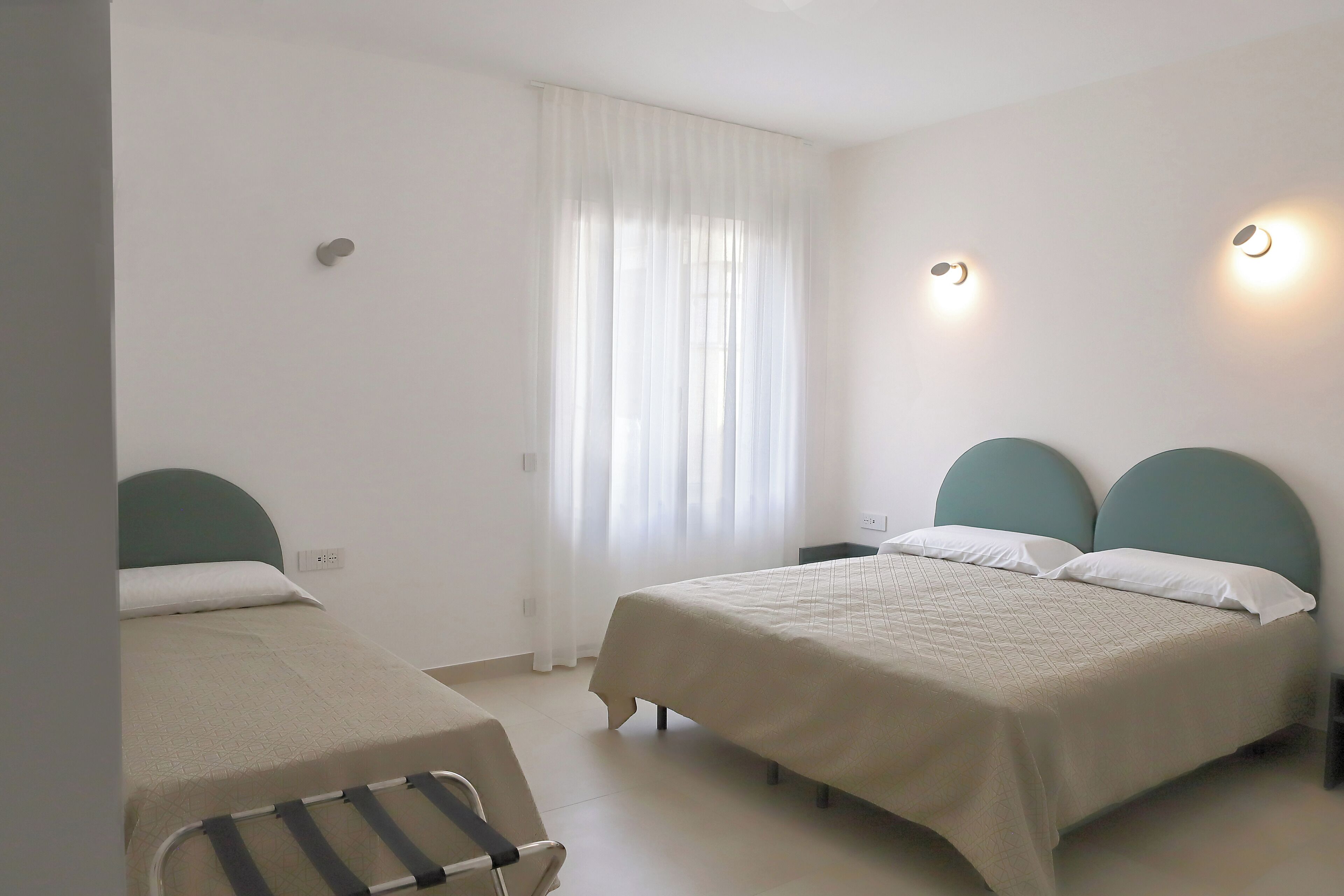 Tremannsrom – comfort | Minibar, safe på rommet, skrivebord og lydisolert