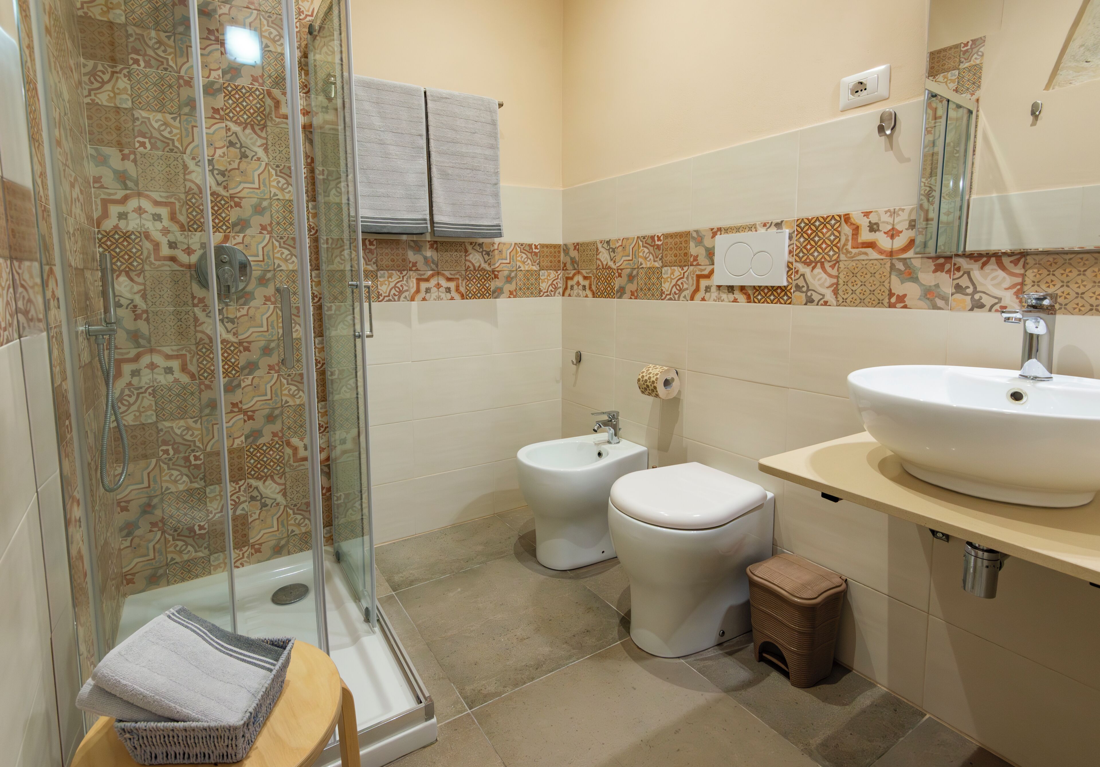 Bruser, hårtørrer, bidet, håndklæder