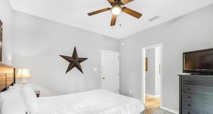 🏡🌴Quaint 3BR Cottage w/ Community Pool | Walk to Beach | The Rookery 3602