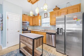 Fridge, microwave, oven, stovetop - 🏡🌴Quaint 3BR Cottage w/ Community Pool | Walk to Beach | The Rookery 3602 (Fort Morgan)