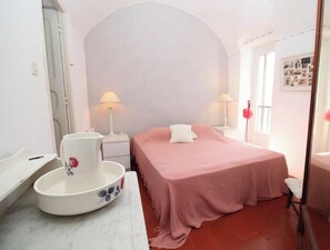 Room - 2-bedroom apartment in vaulted house (Lumio)