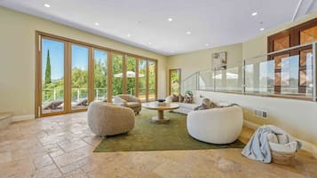 Smart TV, fireplace, stereo