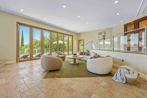 Smart TV, fireplace, stereo