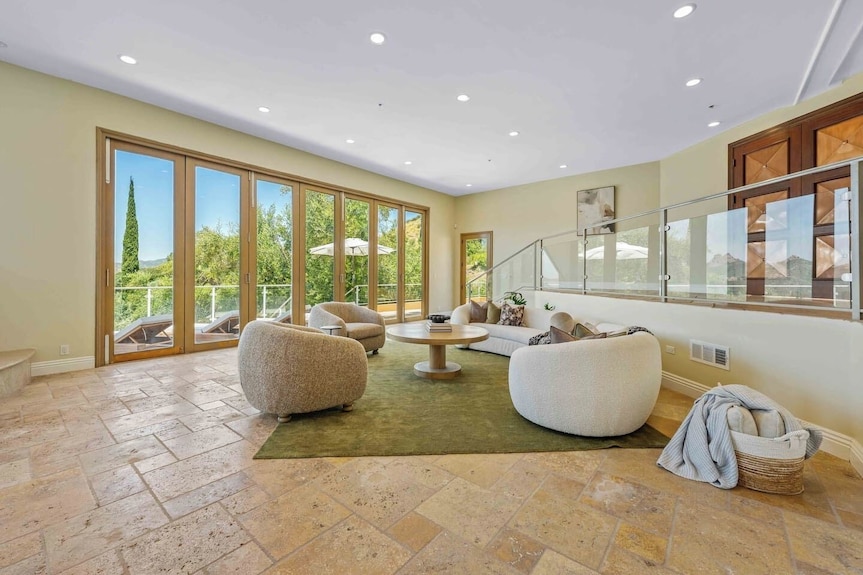 Gated Malibu Estate: Pool, Theater, Chefs Kitchen - Malibú, CA