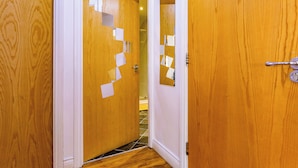 Una puerta de madera con marco blanco y manija metálica.
