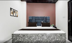 Deluxe Room | Rollaway beds, free WiFi, bed sheets - Hotel Evergreen Clarks (Lucknow)