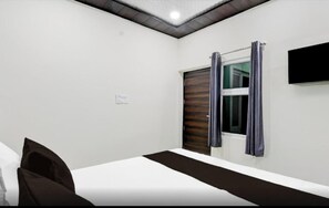 Deluxe Room | Rollaway beds, free WiFi, bed sheets