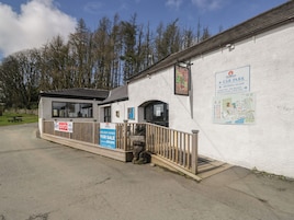 Un edificio con un cartel que indica 'Sky Sports Live Here' y un cartel de 'Car Park'.