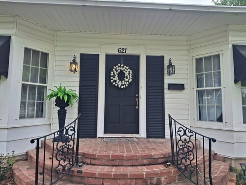 Cozy 1-bedroom house in quaint Ada with AC for relaxing stays