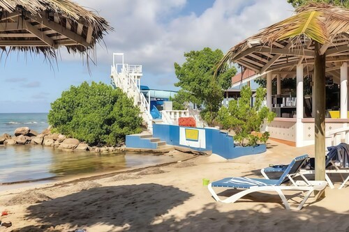 Cozy 1-bedroom condo in gorgeous Runaway Bay with AC and gym access