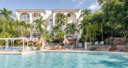 Cozy 1-bedroom condo in gorgeous Runaway Bay with AC and gym access