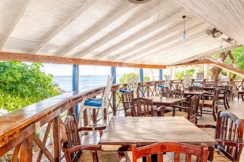 Cozy 1-bedroom condo in gorgeous Runaway Bay with AC and gym access