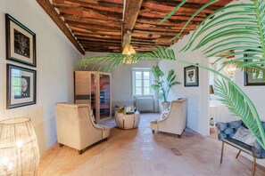 Villa | Wohnzimmer | Kamin