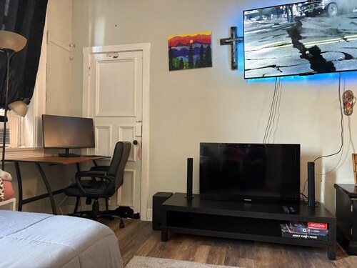 Enjoyable Studio Near Orlando w/Kitchen + Free Parking in charming Sanford