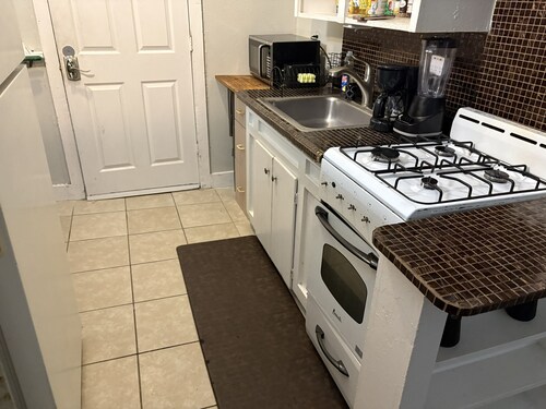 Enjoyable Studio Near Orlando w/Kitchen + Free Parking in charming Sanford
