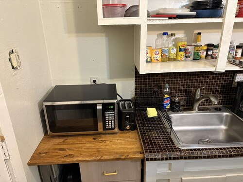 Enjoyable Studio Near Orlando w/Kitchen + Free Parking in charming Sanford