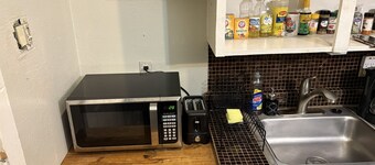 Enjoyable Studio Near Orlando w/Kitchen + Free Parking in charming Sanford