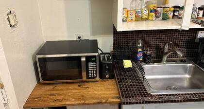 Enjoyable Studio Near Orlando w/Kitchen + Free Parking in charming Sanford