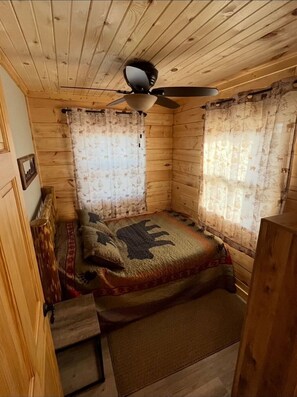2 bedrooms, internet, bed sheets