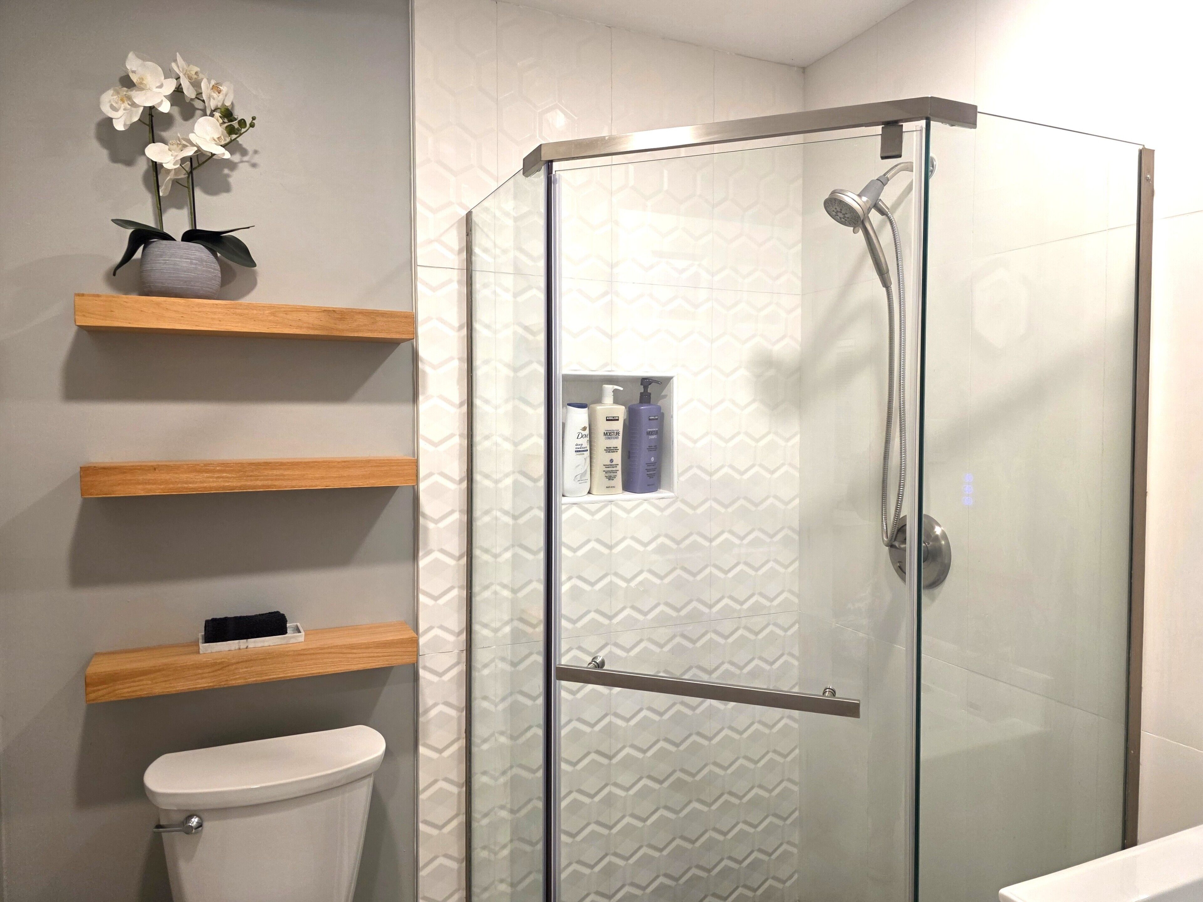 Douche, sèche-cheveux, serviettes fournies, savon
