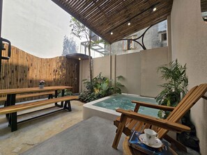 Outdoor dining - Beautiful 3-bedroom house with jacuzzi near beach in Đà Nẵng (Đà Nẵng)