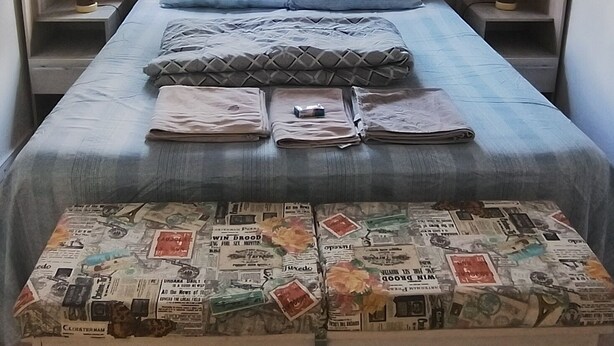 A bedroom with a bed, pillows, a nightstand, a lamp, and a window with a view. - Great location, Caxias do Sul (Caxias do Sul)