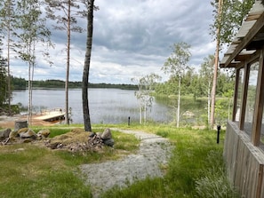A lakeside cabin with a dock, surrounded by trees and a clear view of the lake. - 4 Star Holiday Home in Emmaboda (Emmaboda)