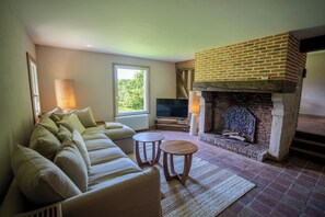 Living area - Le Moulin de l'Auberge - House with 6 bedrooms (12 people) with a large garden (Barneville-la-Bertran)