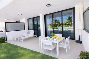 Outdoor dining - Hard Rock Apt Direct pool & golf view (Punta Cana)