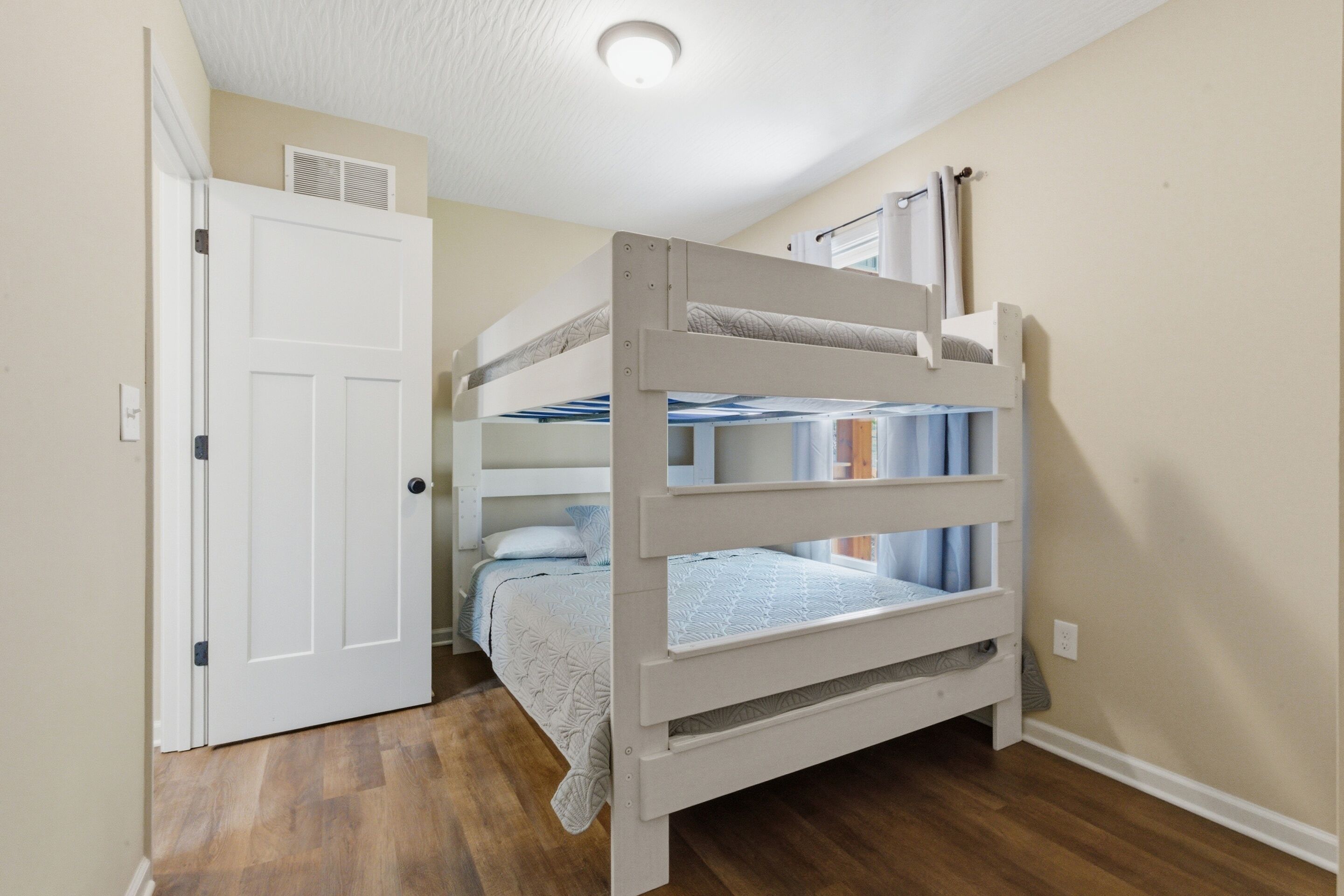 3 bedrooms, WiFi (free), bed sheets