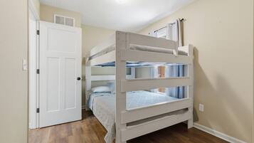 3 bedrooms, WiFi (free), bed sheets