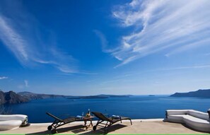 Property grounds - Amazing views of volcano, private pool, spacious (Oia)