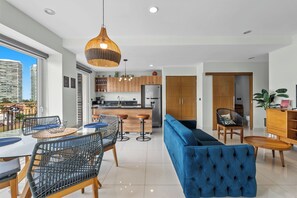 Un intérieur moderne comprenant un coin repas, une cuisine et un espace de vie.
